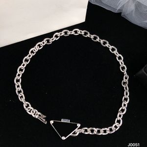 Colar de designer de triângulo chique colar de metal colar de metal masculino mulheres pingentes de carimbo em relevo com caixa com caixa