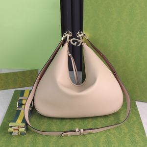 Befestigen Sie eine große Umhängetasche in Halbmondform mit Hakenverschluss und Reißverschluss. Abnehmbarer Webbesatz. Luxus-Designer-Handtasche, Geldbörse, Umhängetaschen