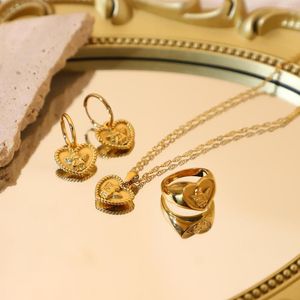 Anelli a grappolo Collane con ciondolo angelo cuore in acciaio inossidabile retrò Orecchini a cerchio placcati oro 18 carati Set di gioielli da donna