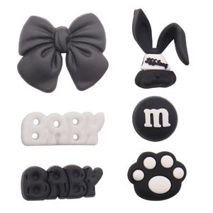 Commercio all'ingrosso 100 pezzi PVC nero impronte cioccolato coniglio bambino sandali con fiocco fibbia scarpe charms ragazzi ragazze decorazioni per bottoni intasare zaino