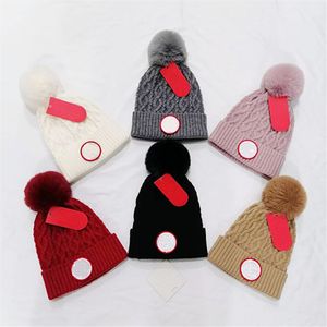 Moda Lettera Cappelli lavorati a maglia Inverno Pompon Berretti Uomo Donna Pom Poms Skull Caps Bonnet Trendy Designer Cappello all'uncinetto Beanie lavorato a maglia Outdoor Ear Muff Regali Elastico