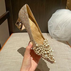 Vestido sapatos de tamanho grande tira de tornozelo feminino sandálias pontiagudas pérolas brilho grossa parição prateada diamante salto baixo strass de noiva de cristal