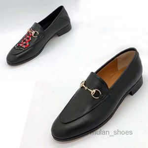 OG Dress Shoes Casual Shoe Men Trample Lazy Loafers Classic Women Flat Designer Authentic Metal Buckle Lady Leather Letter Mules Princetown Large Size