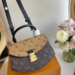 Women Designer Shoulder Bags Street Fashion Saddle Letters Handbags Womens Casual Purse Crossbody Wallet Bag D2210252F