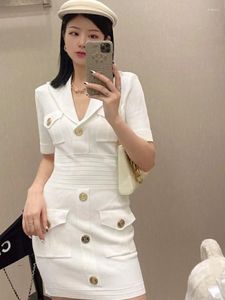 Casual Dresses French Gentle Style Metal Buckle V-hals midja Stickad kl￤nning Kvinnor 2022 H￶sten kort￤rmad mode Ice Silk Hip Lift