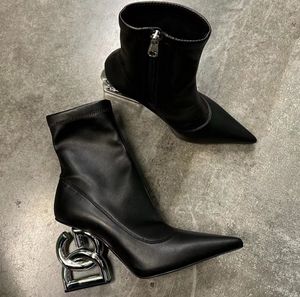 최고 럭셔리 Keira Ankle Boot Women Pop Zip Booties 모양 조각 발 뒤꿈치 검은 스트레치 가죽 레이디 부츠 뾰족한 발가락 패션 전리품 EU35-43