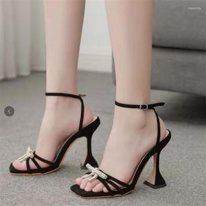 Sandálias 2022 mulheres shinestone arco de salto alto ladrinhas clássicas fuckle vidro de vidro de vidro de salto fino sapatos de moda sexy