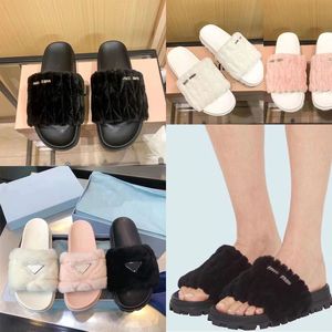 2023 Designer Damen Schaffell Fluffy Slides Hausschuhe Luxus Winter Pelz Fluffy Furry Warme Buchstaben Sandalen Fashion Week Dicke Sohle offene Zehen Slipper Schuhe mit Box