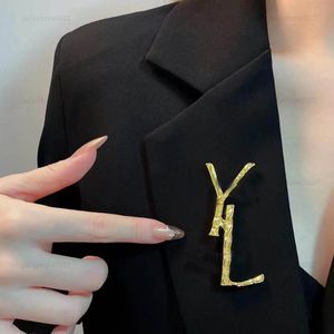 Luksusowy projektant mody broszka przypinki marka złota litera Y broszki Pin garsonka szpilki dla pani specyfikacje projektanci biżuterii 4 7CM