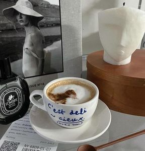 マグカップ韓国スタイルの青い文字セラミックマグカップとソーサーセットフレンチレトロロマンチックなコーヒーカップミルクドリンクウェア