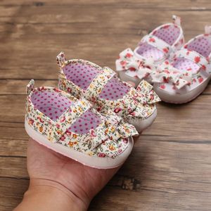 Primeiros caminhantes 0-18m Infant Baby Girl Sapatos fofos de flores primavera verão solo solo de berço para criança tênis rosa/gota branca