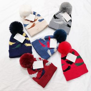 Cappelli lavorati a maglia dinosauro per bambini Lettera di moda Berretti con pompon Ragazzi Ragazze M Designer Pom Poms Cappellini con teschio Cofano per bambini Berretto invernale per maglieria Cartone animato Paraorecchie Natale