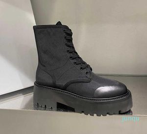 Baot preto volumado em nylon e designers de touro brilhante Classic Knight Boots Women Leather Leather Mid-Calche-Up Plataforma Chunky 011