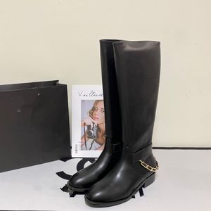 Womem's Designer Boots Black Leather Fashion Boots مع سلسلة أسود سميكة الكعب السميك في الركبة