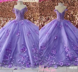 2023 Lussuosi abiti Quinceanera lilla con fiori 3D Perle di pizzo Applique Perline Al largo della spalla Abito da ballo per le donne Puffy Sweet 16 Dress Pageant