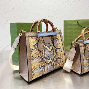 Totes axelväska designer handväska kvinnor crossbody väskor svarta damer messenger väska plånbok mode all-match bambu fast färgförföljningar 220516/1017