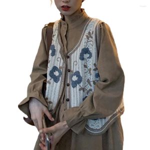 女性のベスト韓国スタイルの女性かぎ針編みクロップトップベストヴィンテージフローラル刺繍のノースリーブカーディガンジャケットボタンダウンボーホーヒッピー