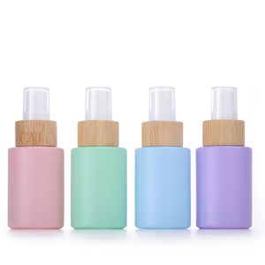 30ml 1 oz cam esansiyel yağ parfüm şişeleri ile renkli kaplamalı doldurulabilir bambu pompa püskürtücü şişe taşınabilir kozmetik ambalaj kapları