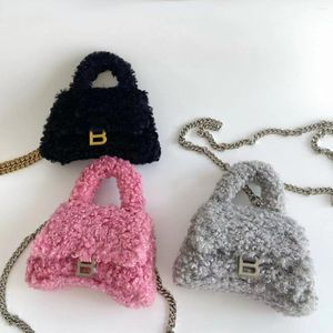 Bolsas noturnas 2022 Designer Fashion Autumn Winter Match Hourglass Faux Fur Sherpa Bag Cadeirbody Chain Small Flap Bolsa Pink preto cinza preto