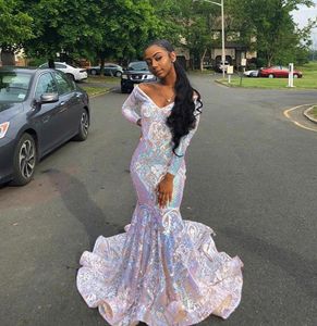 2023 Sexig Sparkly Mermaid Prom Dresses V Neck Off Shoulder Sequined Lace Long Sleeves Sequins Sweep Train Dress Party Page Pageant Formella kl￤nningar