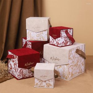 ギフトラップキャンディボックスレッドパッケージボックスベルベットパッケージクラフトハンドル付きの結婚式の磁気閉鎖