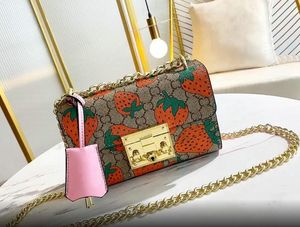 Designer Mädchen Erdbeere Umhängetasche Handtasche Goldkette Brief bedruckt Luxus Messenger Bags Metallketten Einzelschulter Umhängetasche