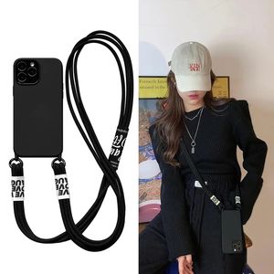 الحالات الفاخرة ذات اللون الصلب COLD CROSSBODY LANYARD حزام ناعم لـ iPhone 15 14 13 PRO MAX 12 11 MINI XS XR X 8 7 Plus SE SILICONE