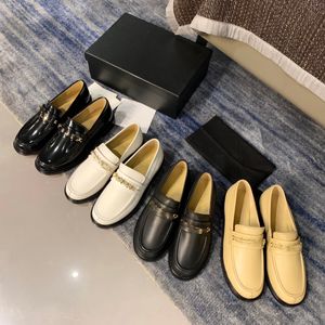 Berömda varumärkesdesigner Single Shoes Chunky Heel Black Leather Shoes Women's Casual Office Dress Shoe Paris Top-kvalitet Classic Luxury Walking Loafers Slip-ons for Girl