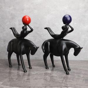 Figurine decorative Resina creativa europea Riding Alto Red Gold Blue Ball Reparto vendite Modello Inquilino Camera da letto Decorazioni morbide