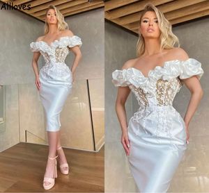 Sexig av axelmantel Br￶llopskl￤nningar Elegant Satin Ruched Spets Appliqued Short Boho Bridal Glows Tea l￤ngd Brides Second Reception Party Dress Simple CL1319