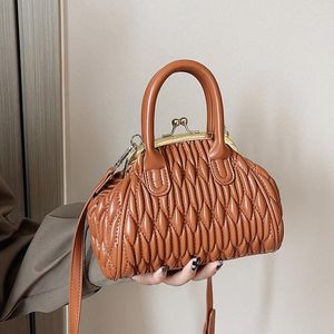 Kvällspåsar Luxury Shell Handväska Designer axelväska för kvinnor klipp crossbody mode veckad hand quiltad läder dam tote