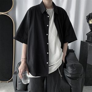 M￤n kn￤ppas upp t shirt sommarlastarbete t -shirt kort ￤rm koreansk stil hajuku kl￤der manlig svart vit l￶s casual top291u