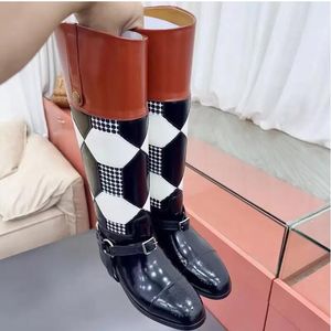 Botas de caballero Botas de diseñador Hebilla de cinturón superior Tubo alto para mujer Cabeza redonda británica Vintage Tacón grueso 100% cuero Color clásico a juego Plaid5