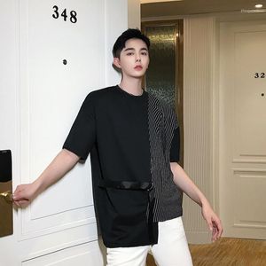 Camisetas masculinas 2022 Verão Coréia do sul Men gótico T-shirt Stitching Stitching listras casua soltas de manga curta redonda pescoço preto branco