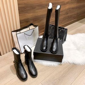 Boots Designer de luxo Botas de inverno Sapatos femininos 22a chian embelezado botas de alta plataforma curta martens martens elegante vers￡til casual te tornozelo neve