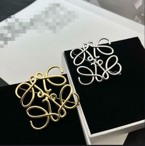 Nieuwe mode Anagram hanger ketting asymmetrische vrouwen retro oorbellen messing k goud vergulde oorstudie hoepel dames broche ontwerper sieraden loe