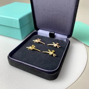 Brincos de charme de designer de luxo com laço de borboleta e charme em V banhado a ouro com cristal torcido para joias femininas da moda
