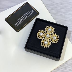 Luksusowe broszki designerskie marka broszki kwiatowe szpilki moda perła elegancka damska akcesoria złota pin biżuteria damska