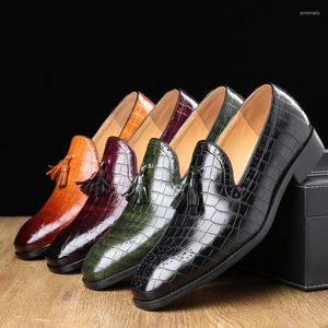 Klädskor män vintage tofs eleganta brogues italienska varumärke män affärsfest loafers