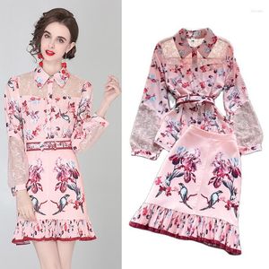 TRABALHOS femininos de boa qualidade 2 PCs Conjunto de mulheres Primavera e verão Impressão de flor Pink Hollow out renda de retalhos de manga comprida calças de blusa de manga longa