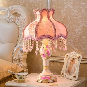 Table Lamps European Style Pink Resin Lamp Bedroom Bedside LED Indoor Lighting Fixture Living Room Study Home Decoration