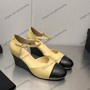 F/W Damen-Schuhe aus Schaffell, Keilabsatz, 6,5 cm, klassische Pumps und Slingbacks, Loafer, Hochzeitsschuh für Party, klassische Designer-Luxus-Freizeitsandalen in Schwarz und Khaki