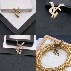 23SS 20Style 18K Gold Plated Letters Brosches Small Sweet Wind Women Luxury Brand Designer Crystal Pearl Brooch Pins Metal Smycken Tillbeh￶r