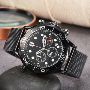 2022 Luxury Men's Watch Three-Eye Dial Design inte broderad stålvattentät 6 Nålkvartskronograf som kör sekunder Ocean Cosmic Watch Mesh Watchband