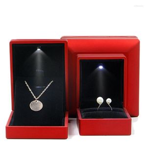 Bolsas de joalheria Caixa de alta qualidade com luz LED para anéis de casamento de noivado Festival Aniversário Jewerly Ring Display Gift Boxes