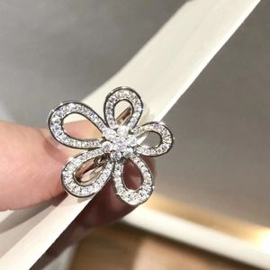 Luxury Cluster Rings Designer Copper With Gold Plated Hollow Crystal Flower Charm Finger Accessories For Women Fashion Jewelry With Box