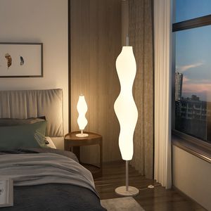 Gonna di paglia nordica Lampade da terra bianche Rete rossa Soggiorno Design Atmosfera Camera da letto Ragazza Comodino Luci da tavolo a led Nuova decorazione