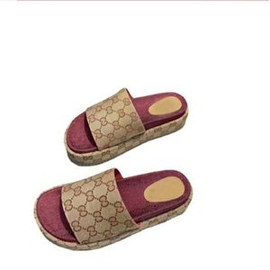 Moda Slide Sand￡lias femininas Men chinelas de salto alto Sapatos Designer de luxo Plataforma plataforma de borracha Sand￡lia bordada de couro 55mm 55mm