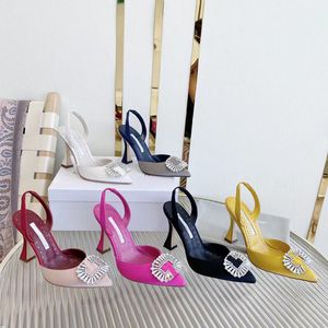 2022 Designer-Sandalen mit spitzen Zehen und hohen Absätzen für Damen, luxuriös, 100 % Leder, modisch, nach Riemchen, ausgehöhlte Schuhe für Damen, bedeckte Zehen, sexy Diamant-Schnalle, mittelhohe Sandale
