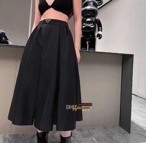Mode Kvinnor Kjol Trend Matchande Nylon Inverterad Triangel Designerkjolar Hög kvalitet Damklänningar Svart Färg Storlek S-L